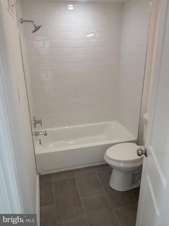 Upper-level full bath with tub